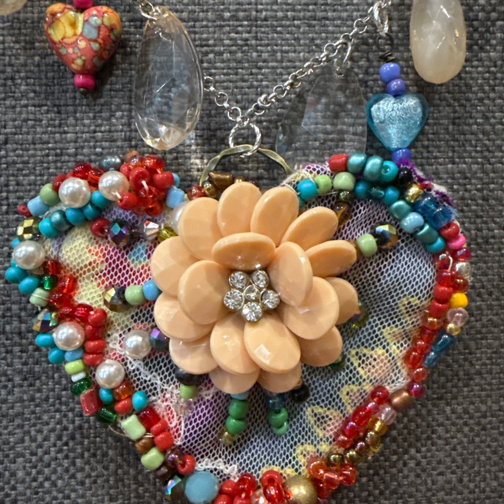 Handmade ‘junk jewelry’ heart necklace - Picture 6 of 12